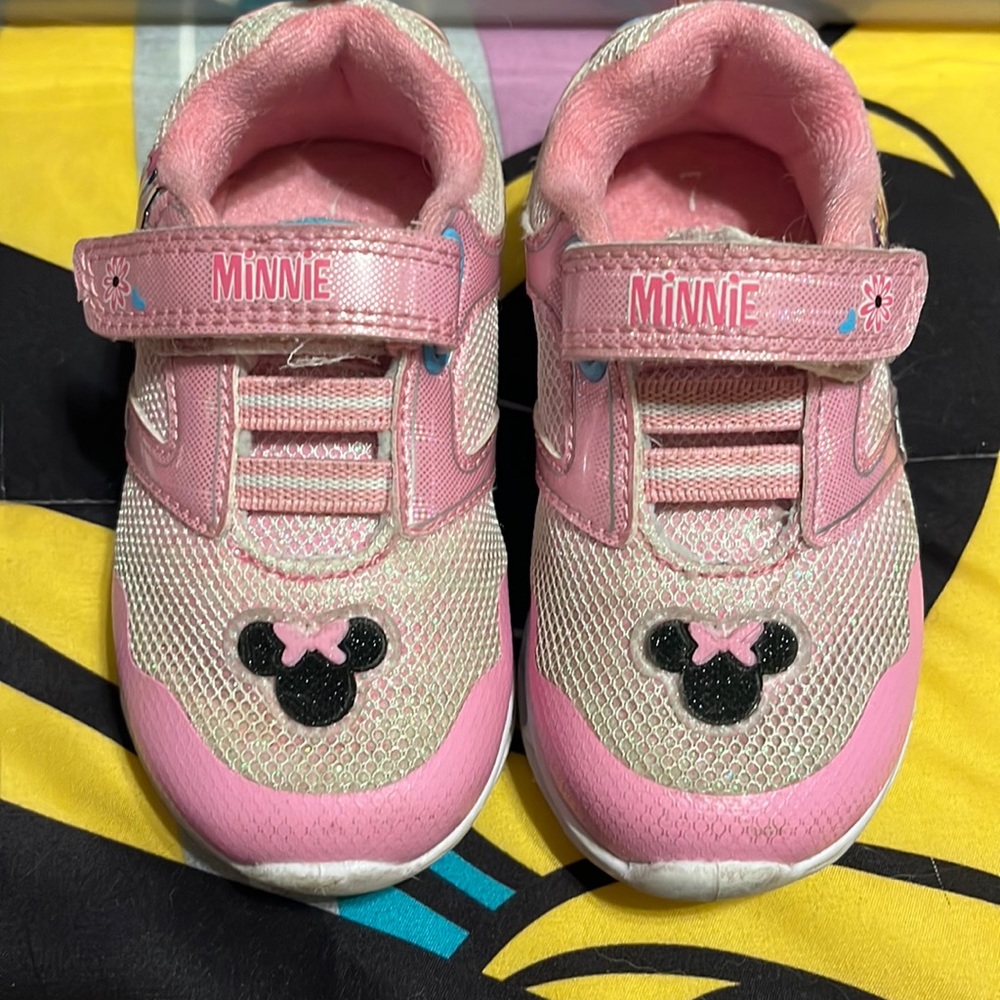 Disney junior size 7 light up Minnie Mouse shoes for your toddler